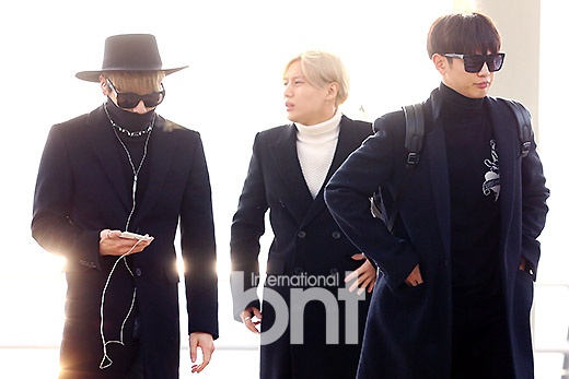 Minho mặc tông đen như các anh em trong nhóm.