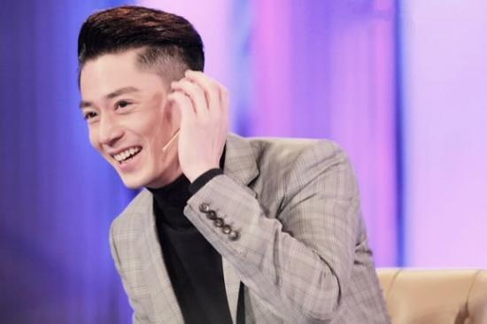 Hoắc Kiến Hoa trong buổi trò chuyện cùng MC Lỗ Dự.