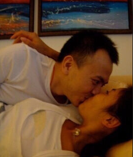 Sau biến cố kinh tế, Vương Khải thường chủ động đăng ảnh tình cảm với vợ trên trang cá nhân.