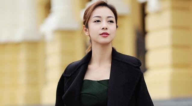 My nhan Viet chon ao khoac don gio lanh ngay dong hinh anh