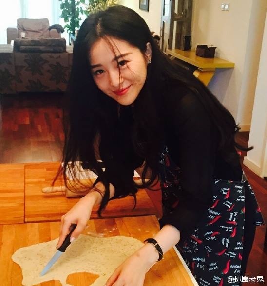 Lý Băng Ngọc có vẻ ngoài ăn ảnh. Cô hiện là trợ lý của Chủ tịch tập đoàn giải trí nổi tiếng.