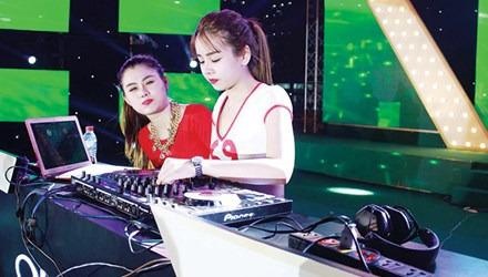 Goc khuat nghe DJ: Cam bay sau anh den mo hinh anh