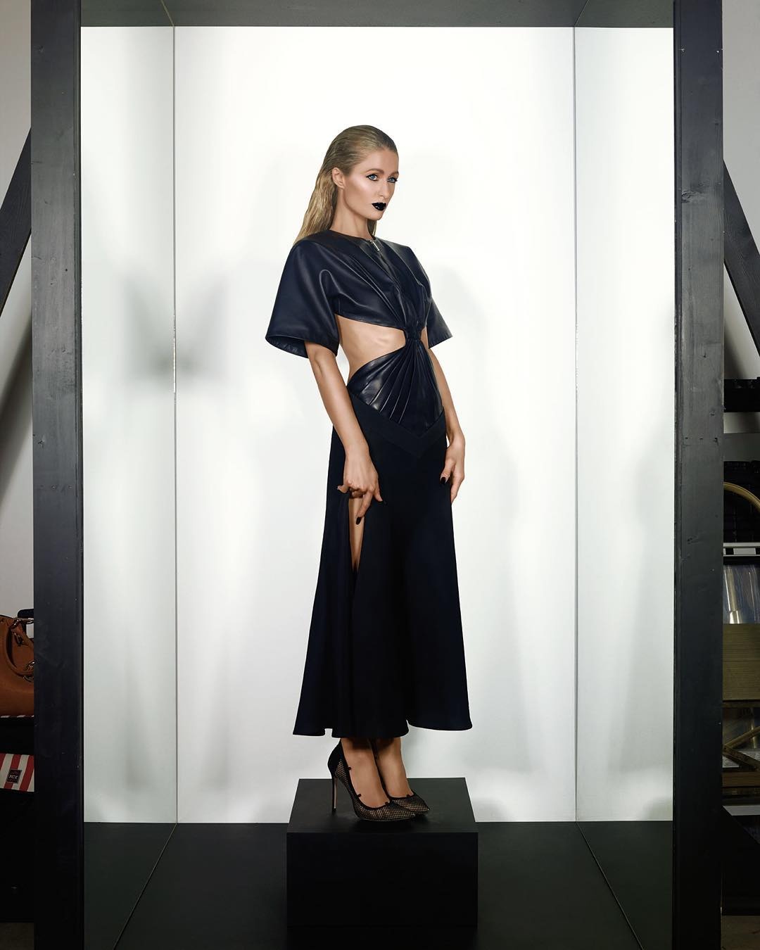 Năm 2014, cũng trên Paper, bạn thân một thời của Paris là Kim Kardashian khiến internet tắc nghẹn vì bộ ảnh khỏa thân nóng bỏng. 