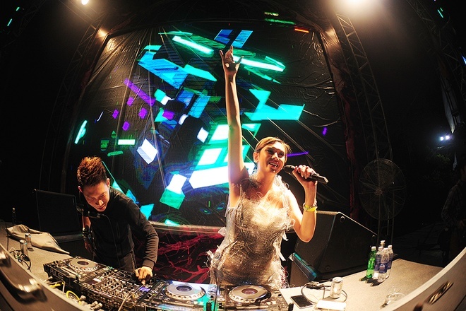 Roi san dien, nguoi mau Viet lam gi? hinh anh