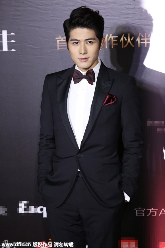 Tài tử Trần Học Đông nổi bật trước ống kính.