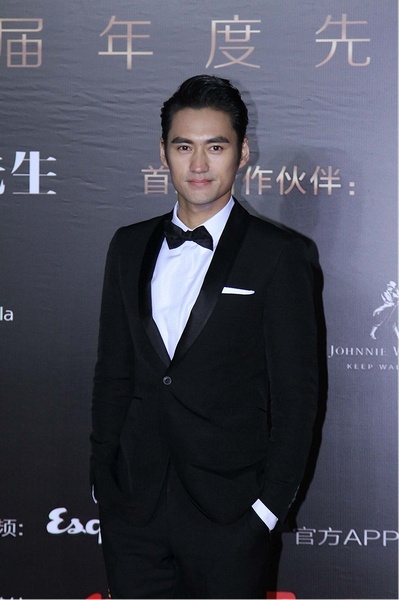Viên Hoằng một mình đi dự sự kiện. Anh im lặng trước tin sắp cưới Trương Hâm Nghệ.