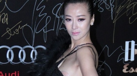 Sao nu 'Y thien do long ky' mat diem vi ho henh tren tham do hinh anh