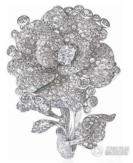 Nhẫn kim cương của Phạm Băng Băng có giá 565.000 NDT, được đính ngọc lục bảo với hàm ý tình yêu trường cửu.