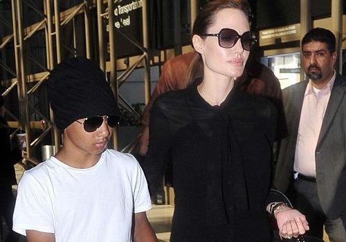 Angelina Jolie dang o Campuchia dao dien phim ve Khmer Do hinh anh