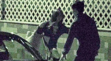 Sao nu Hong Kong doi nhay xuong oto vi cai nhau voi ban trai hinh anh