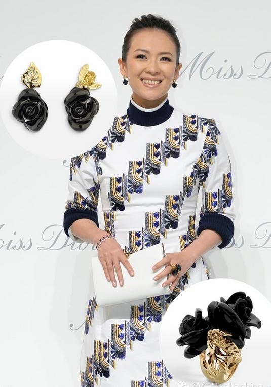 Chương Tử Di tham dự một sự kiện của thương hiệu Dior ở Bắc Kinh. Nữ diễn viên đeo nhẫn và bông tai dòng Rose Dior Pré Catelan cùng chiếc vòng ruby đỏ.