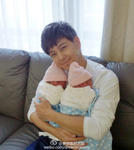 Lâm Chí Dĩnh khoe cặp sinh đôi khác trứng vừa chào đời trưa ngày 5/12.