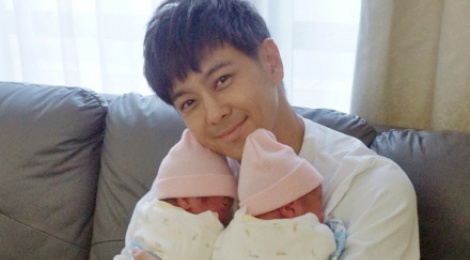 Lam Chi Dinh khoe cap song sinh vua chao doi hinh anh