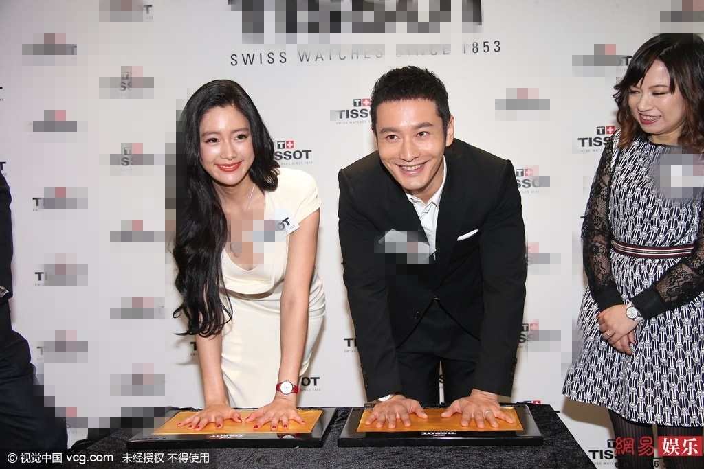 Theo Nam Đô, tối 4/12, Huỳnh Hiểu Minh tham dự sự kiện quảng cáo cùng người đẹp gợi cảm Clara của Hàn Quốc. Anh vui vẻ khi có dịp hợp tác với một mỹ nhân.