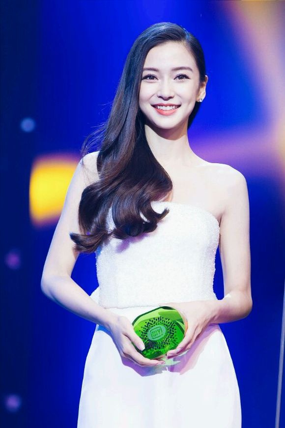 Tối 5/12, sự kiện Đêm hội iQiyi tổ chức tại Bắc Kinh. Đây là sự kiện thường niên do trang web này tổ chức nhằm tôn vinh những nghệ sĩ có thành tựu nổi bật.