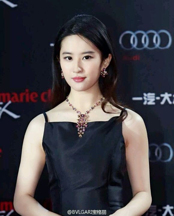 Lưu Diệc Phi tỏa sáng trong bộ trang sức cao cấp bạc triệu đô của thương hiệu Bvlgari.