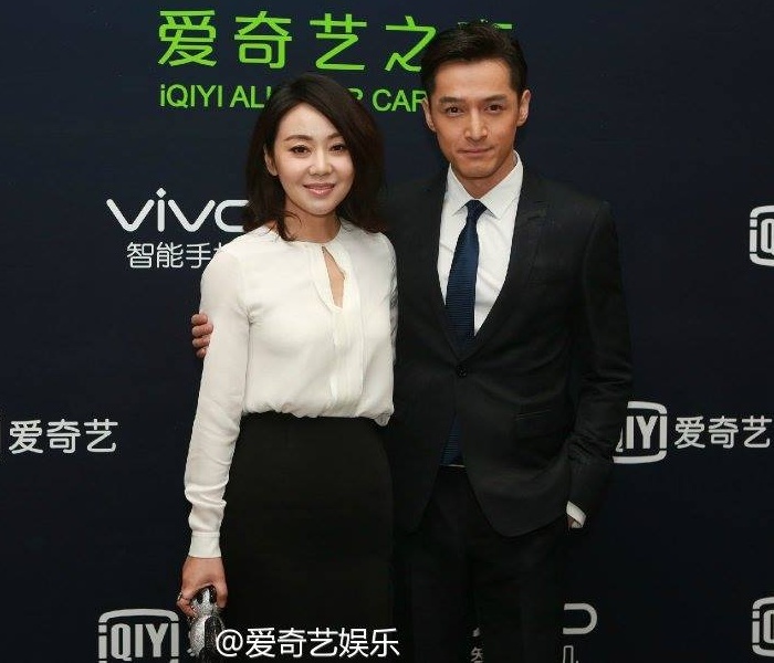 Hồ Ca tháp tùng nữ diễn viên Diêm Ni. Hai người nhận giải Diễn viên xuất sắc trong đêm trao giải.