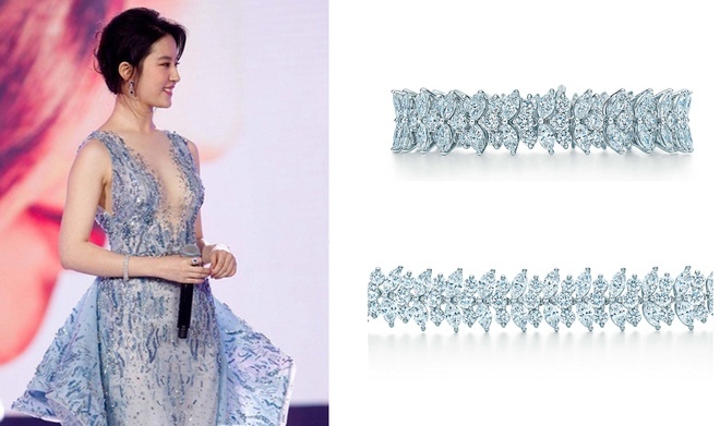 Trong mọi sự kiện, trang sức do Lưu Diệc Phi lựa chọn luôn được báo chí quan tâm. Một sự kiện hợp báo phim, cô đeo vòng tay của Tiffany.