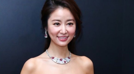 My nhan Hoa ngu chuong trang suc dat tien di su kien hinh anh