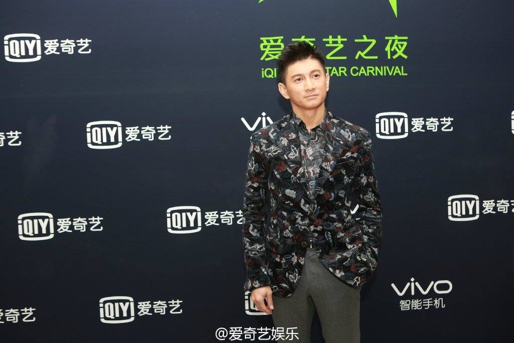 Tài tử Ngô Kỳ Long một mình trên thảm đỏ.