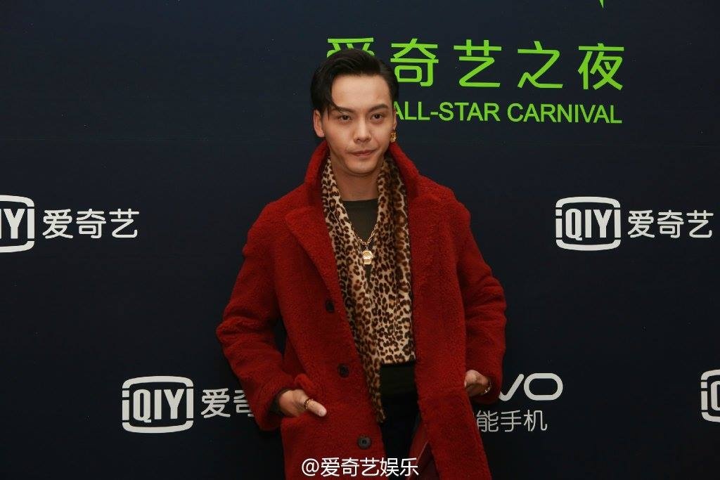 Tài tử Trần Vỹ Đình diện sắc đỏ nổi bật.