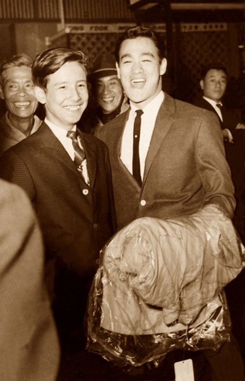 Lý Chấn Huy (trái) bên anh trai Lý Tiểu Long.