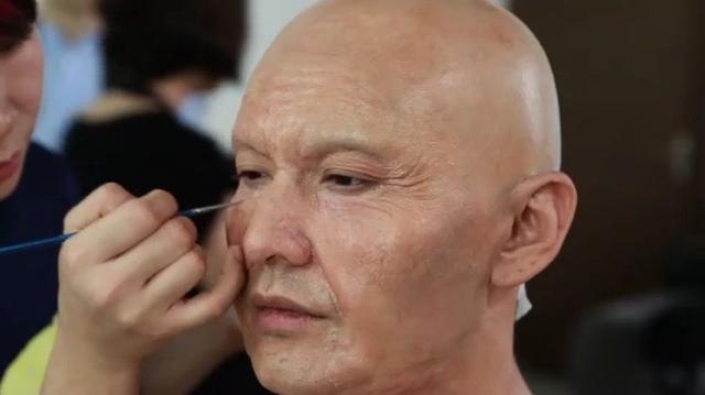 Tài tử ngồi hàng giờ đồng hồ để hóa trang.