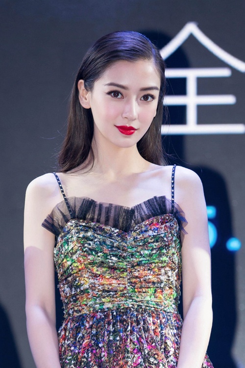 Dương Mịch like chia sẻ cho rằng Angelababy (ảnh) độn cằm.