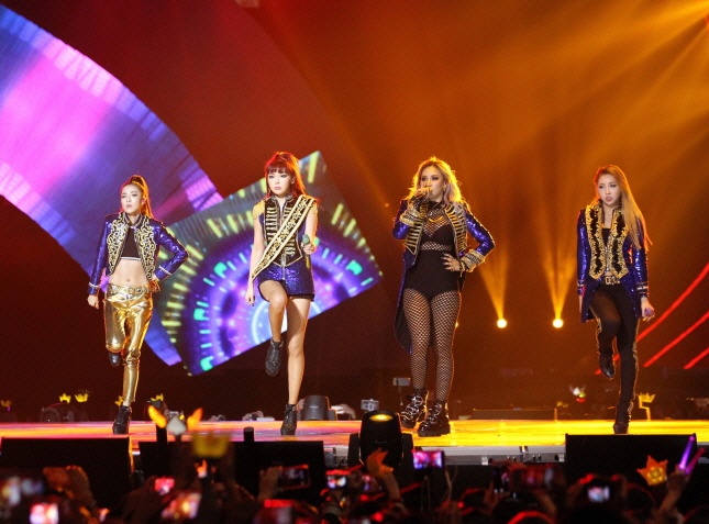 2NE1 chưa trở lại dù trình diễn ở MAMA 2015.