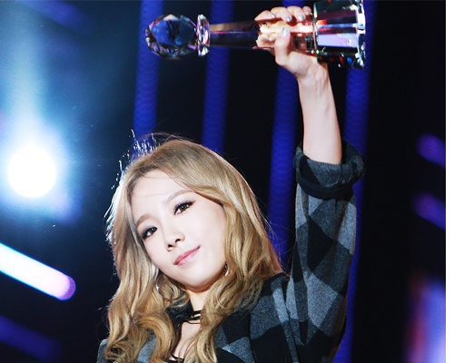 Taeyeon (SNSD) am tron 32 cup trong nam 2015 hinh anh