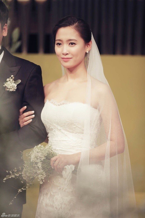 “Cô cảnh sát đáng yêu” Nam Sang Mi là người mở đầu cho một năm nhiều đám cưới của làng giải trí Hàn. Nữ diễn viên xinh đẹp kết hôn với một người ngoài ngành giải trí vào ngày 24/1. Lễ cưới diễn ra đơn giản tại một nhà thờ nhỏ. 