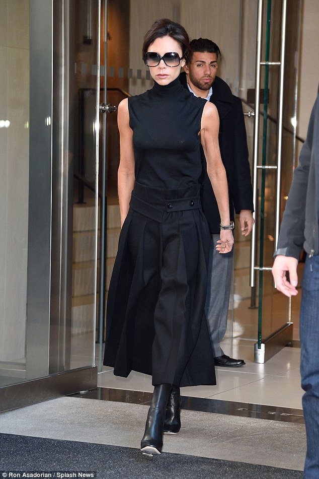 Victoria Beckham rời khỏi tòa nhà sau cuộc gặp hôm 8/12.