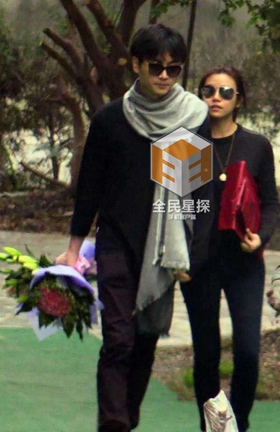 Trong những ngày ở quê nhà bạn trai, nữ diễn viên Đài Loan được anh dẫn đi viếng mộ tổ tiên.