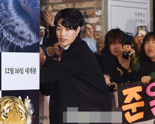 Sao ‘Reply 1988’ duoc fan nu bua vay o su kien hinh anh