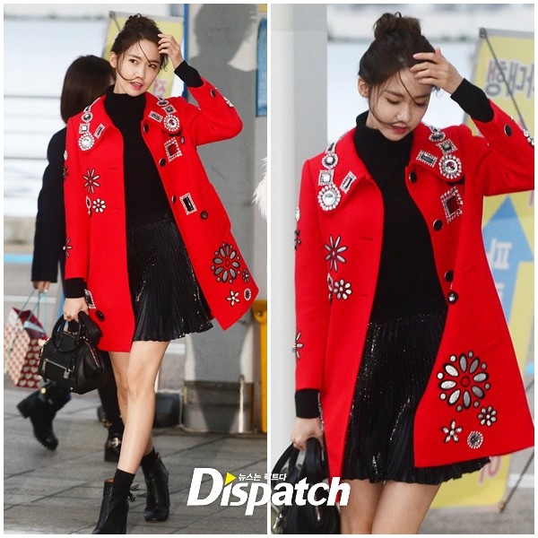 Yoona nổi bật không kém khi kết hợp gam màu đen từ bộ váy với áo choàng đỏ. Cũng như Tiffany, Yoona không diện quần tất dày giữ ấm đôi chân mà chỉ dùng ankle boots. Tuy nhiên cách phối đồ này không thể giúp nữ ca sĩ che nhược điểm chân vòng kiềng.