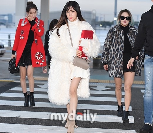 Hôm 10/12, nhóm nữ SNSD tới sân bay quốc tế Incheon đáp chuyến bay tới Nhật Bản. Phong cách thời trang sân bay của nhóm được chú ý vì sự độc đáo, đa dạng làm nổi bật từng cá tính thành viên. Đặc biệt dù thời tiết ở Seoul khá lạnh, tiết trời đã vào đông nhưng các cô gái không ngại khoe chân thon.