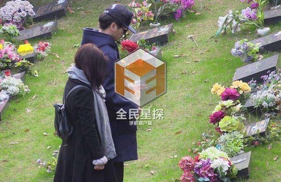 Một vài trang báo đưa tin cặp đôi âu yếm ở nghĩa trang khi thăm mộ bà nội.