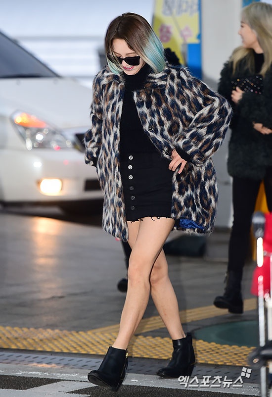 Mái tóc xanh của Hyoyeon ăn ý sành điệu với áo khoác họa tiết da báo mặc bên ngoài trang phục đen. Cách kết hợp này cũng khiến tổng thể của Hyoyeon khá già dặn, thiếu sự trẻ trung. 