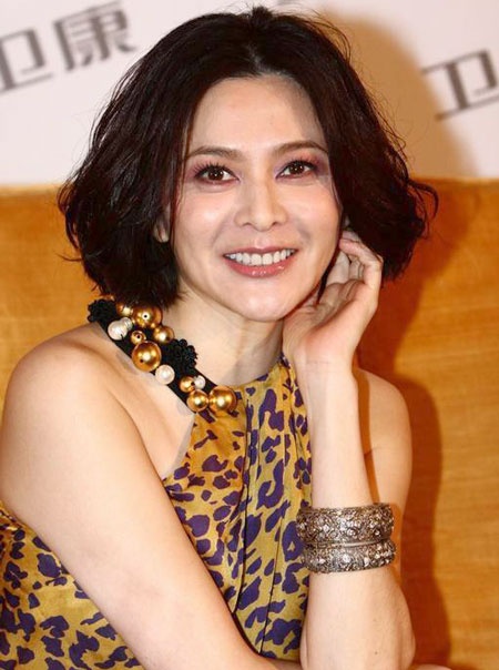 Quan Chi Lâm hai lần đỏ vỡ tình cảm. Ở tuổi ngũ tuần, cô sống độc thân, không chồng con.