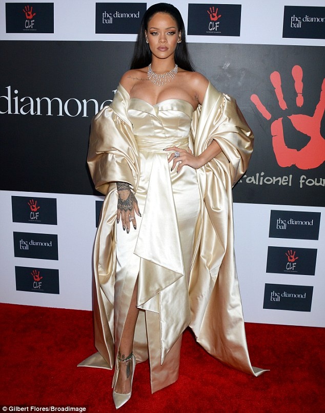 Hôm 10/12, Rihanna tổ chức buổi gây quỹ từ thiện Diamond Ball ở Barker Hanger, Los Angeles với sự tham gia của loạt sao Hollywood. Giọng ca Diamond mở đêm gala nhằm ủng hộ tổ chức Clara Lionel Foundation do cô sáng lập năm 2012. Tên của quỹ từ thiện được nữ ca sĩ lấy từ tên ông bà – Clara và Lionel Brathwaite với mục đích nâng cao chất lượng cuộc sống, giáo dục, văn hóa cho người dân ở quê hương Rihanna. 