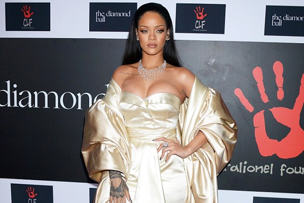 Rihanna goi cam trong dem tiec rieng hinh anh