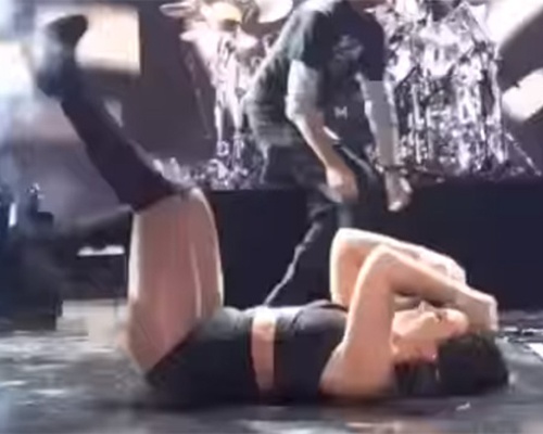 Demi Lovato nga ngua tren san khau hinh anh