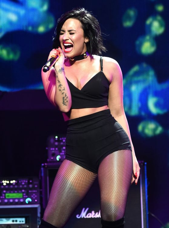 Demi Lovato trên sân khấu Z100 iHeartRadio Jingle Ball hôm 11/12.