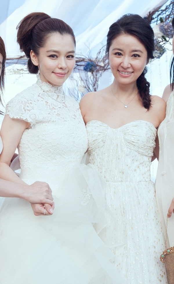 Việc Từ Nhược Tuyên (trái) sinh nở khó khăn đã khiến cô gặp áp lực trong chuyện sinh em bé.