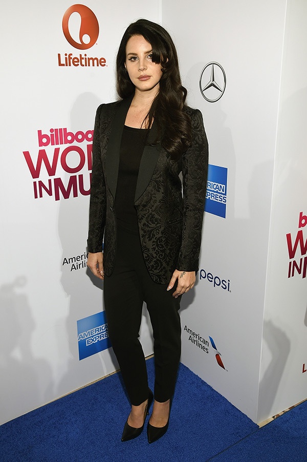 Lana Del Rey chọn vest cá tính.