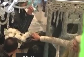 Tài tử Lan Lăng Vương đặt tay lên đùi Victoria.