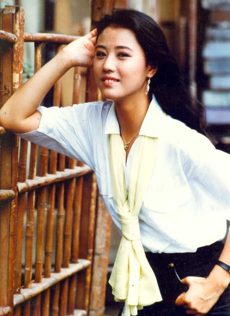 Châu Hải My theo đúng xu thế trang điểm của showbiz Hong Kong trong thập niên 90: lông mày rậm, mắt kẻ tạo chiều sâu và sử dụng son màu nóng.