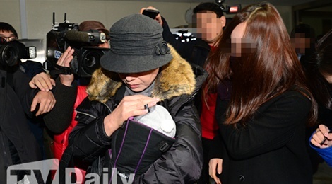 Ban gai cu Kim Hyun Joong dua con trai di xet nghiem ADN hinh anh