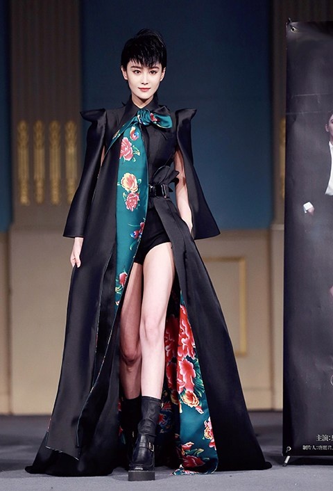 Tối 14/12, theo Nam Đô, Trương Hinh Dư có mặt tại Thượng Hải tham dự sự kiện ra mắt dự án mới. Trong sự kiện này, cô