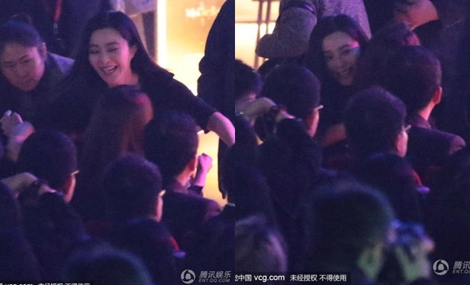 Cô tiến đến ôm chầm đàn chị khi gặp mặt trong sự kiện chung.